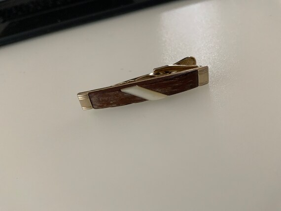 A Vintage Gold Tone Tie Clip With A Mother Of Pea… - image 1
