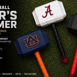 Op de afbeelding: Drie speelgoedhamers met SEC football teamlogo's: een witte hamer met een karmozijnrode A, een marineblauwe hamer met een oranje AU-logo en een zwarte hamer met een rood-wit G-logo. Elke hamer heeft een getextureerd handvat en meet 33 cm bij 18 cm.