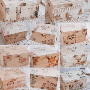Pode incluir: Dez caixas de madeira para lembranças com vários desenhos de animais e natureza. Cada caixa tem um nome personalizado, uma data de nascimento e uma hora. As caixas são feitas de madeira natural com um acabamento marrom claro.