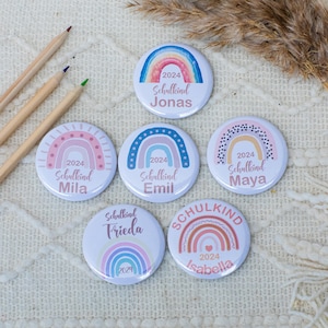Bouton écolier, pin's écolier grand Ø 59 mm, bouton inscription scolaire personnalisé, contenu cône scolaire, pin retour à l'école arc-en-ciel
