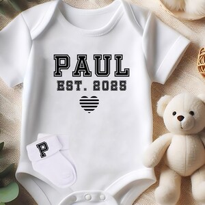 Gepersonaliseerde baby bodysuit college stijl, cadeau voor nieuwe ouders, pasgeboren bodysuit wit, cadeau voor geboorte, babysokjes gepersonaliseerd