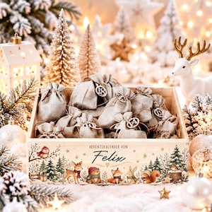 Può includere: Una scatola rettangolare in legno riempita con piccoli sacchetti di stoffa beige con coulisse, ognuno dotato di un'etichetta in legno numerata. La parte anteriore della scatola mostra il testo "ADVENTSKALENDER VON Felix" sopra un'illustrazione di animali.