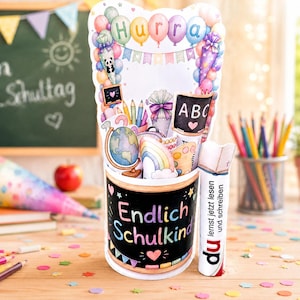 Könnte beinhalten: Eine dekorative Karte zum Thema Schule mit dem deutschen Text "Endlich Schulkind" und "Hurra" auf Luftballons. Die Karte zeigt Schulmaterialien, einen Globus und einen Regenbogen. Ein kleiner Schokoriegel mit deutschem Text liegt daneben.