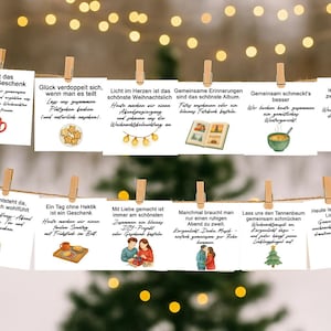 Può includere: Una stringa di luci con piccole carte attaccate a una corda con mollette di legno. Ogni carta ha un'illustrazione ad acquerello e testo in tedesco sul Natale e l'unione. Lo sfondo è una scena invernale sfocata.