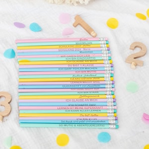Puede incluir: Un conjunto de 20 l&aacute;pices de colores con mensajes alentadores para un ni&ntilde;o que comienza la escuela. Los l&aacute;pices est&aacute;n dispuestos en fila y tienen una variedad de colores, incluyendo rosa, azul, amarillo y verde. Los mensajes en los l&aacute;pices incluyen "Creo en m&iacute;", "Soy &uacute;nico", "Soy valiente" y "Puedo hacerlo".