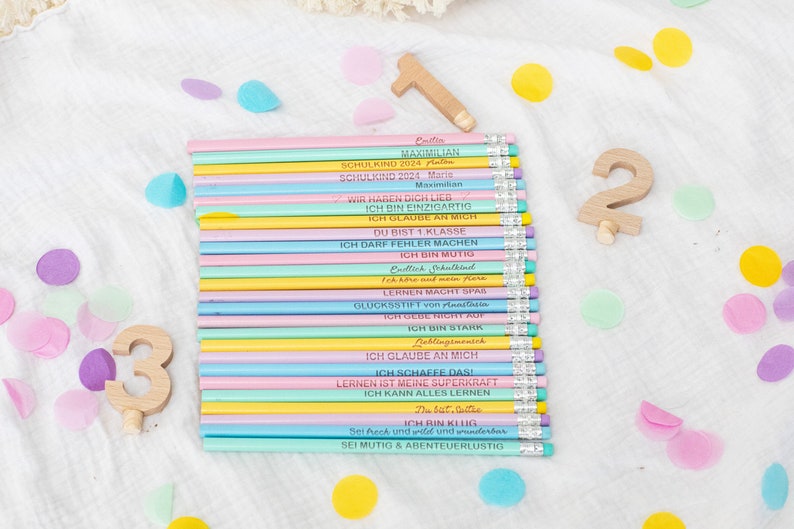 Puede incluir: Un conjunto de 20 l&aacute;pices de colores con mensajes alentadores para un ni&ntilde;o que comienza la escuela. Los l&aacute;pices est&aacute;n dispuestos en fila y tienen una variedad de colores, incluyendo rosa, azul, amarillo y verde. Los mensajes en los l&aacute;pices incluyen "Creo en m&iacute;", "Soy &uacute;nico", "Soy valiente" y "Puedo hacerlo".