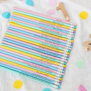 Puede incluir: Un conjunto de 24 l&aacute;pices de colores con mensajes inspiradores para un nuevo estudiante. Los l&aacute;pices son en tonos de rosa, azul, amarillo y verde. Los mensajes incluyen "Creo en ti", "Eres incre&iacute;ble" y "&iexcl;Puedes hacerlo!"