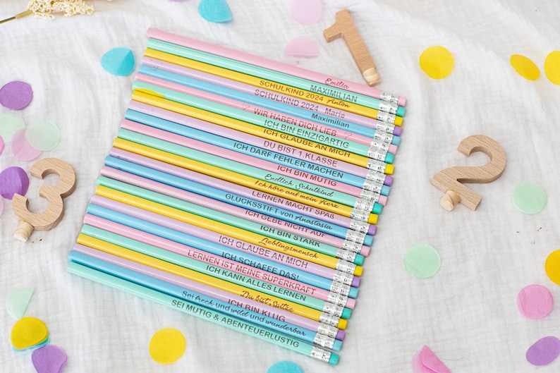 Puede incluir: Un conjunto de 24 l&aacute;pices de colores con mensajes inspiradores para un nuevo estudiante. Los l&aacute;pices son en tonos de rosa, azul, amarillo y verde. Los mensajes incluyen "Creo en ti", "Eres incre&iacute;ble" y "&iexcl;Puedes hacerlo!"