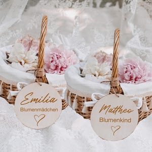 Bloemenmeisje bloemenmand bruiloft gepersonaliseerde rieten mand bloemenkind met naamkaartje