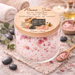 Può includere: Un barattolo di vetro pieno di sali da bagno e petali di rosa, sormontato da un coperchio di legno. Il coperchio presenta testo e illustrazioni relative al relax e alla cura di sé. Il barattolo è posto su una superficie strutturata, con accessori a tema spa sullo sfondo.