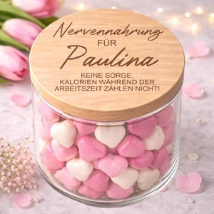 Puede incluir: Un letrero de madera rústico con el texto "Welcome to our home" en letras blancas. El letrero presenta un acabado envejecido y un diseño simple y acogedor, perfecto para la decoración de la entrada.