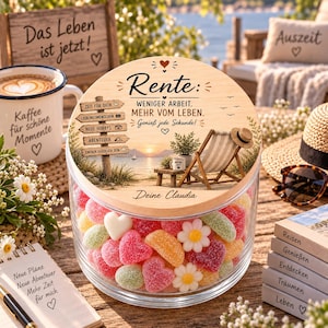 Könnte beinhalten: Ein klares Glasgefäß gefüllt mit bunten herz- und blumenförmigen Weingummis, verschlossen mit einem Holzdeckel, der eine Strand-Szene mit Liegestuhl und den deutschen Text Rente: Weniger Arbeit. Mehr vom Leben. Genieße jede Sekunde! zeigt.