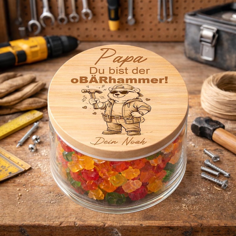 Graviertes Glas mit Holzdeckel als personalisiertes Geschenk für Papa
