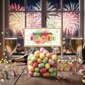IY Silvester Gastgeschenk – bunt gefüllte Tüten mit Kracher Etiketten zum Ausdrucken
