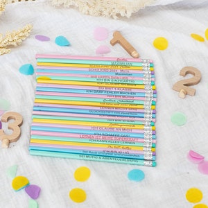 Puede incluir: Un mont&oacute;n de l&aacute;pices de colores con mensajes inspiradores para ni&ntilde;os en edad escolar. Los l&aacute;pices son de color rosa, azul, amarillo y verde. Los mensajes incluyen "Soy &uacute;nico", "Creo en m&iacute;" y "Aprender es mi superpoder".
