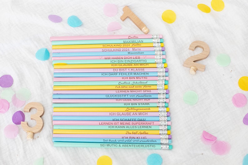 Puede incluir: Un paquete de 20 l&aacute;pices de colores con mensajes de &aacute;nimo para un nuevo estudiante. Los l&aacute;pices son rosas, amarillos, azules y verdes. Los mensajes incluyen "Creo en ti", "Eres &uacute;nico", "Puedes hacerlo" y "Eres inteligente".