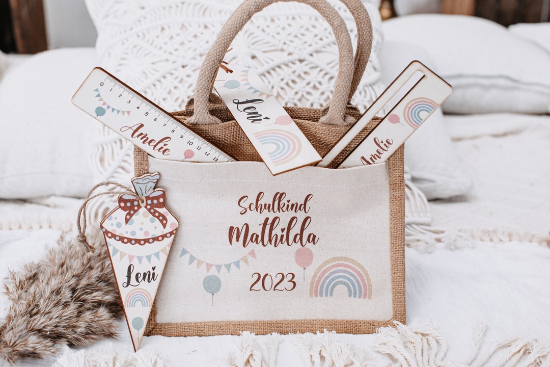 Einschulung Geschenk Set 2025 | Mit Holzlineal, Socken, Schlüsselanhänger & Karte | Geschenkbox Für Schulkind