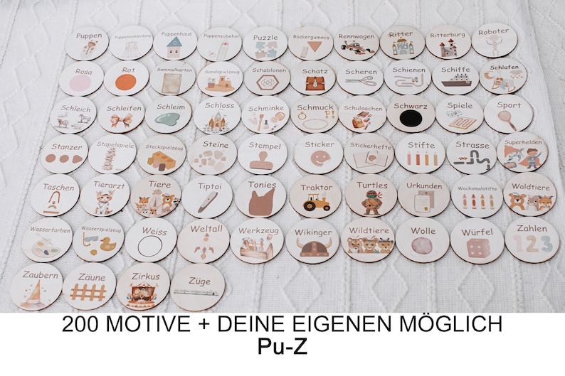 May include: A set of 200 round wooden tokens with various illustrations and German words. The tokens are arranged in rows on a white fuzzy surface. The text at the bottom of the image reads "200 MOTIVE + DEINE EIGENEN M&Ouml;GLICH Pu-Z".
