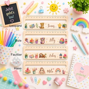 Lesehilfe mit Regenbogenmotiv und Namen als personalisiertes Geschenk zur Einschulung 2026 für Mädchen und Jungen.