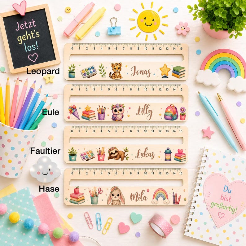 Lesehilfe mit Regenbogenmotiv und Namen als personalisiertes Geschenk zur Einschulung 2026 für Mädchen und Jungen.