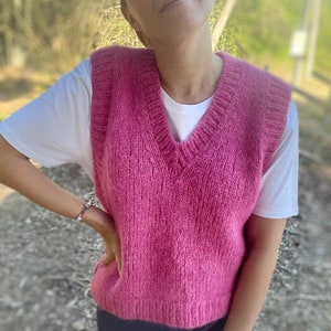 Knitting pattern - V-Neck Vest, easy to knit, beginner friendly tutorial, sweater vest pattern, fast knit pattern, eng, fr, de