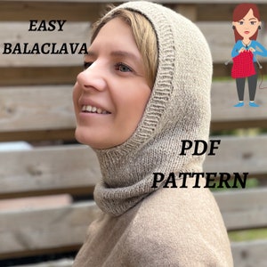Könnte beinhalten: Eine beige gestrickte Sturmhaube mit den Worten "EASY BALACLAVA PDF PATTERN" in schwarzem Text. Die Sturmhaube wird von einer Person mit blonden Haaren getragen. Der Hintergrund ist ein Holzzaun.