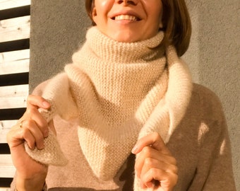 Triangle beige en tricot moelleux alpaga beige foulard femme