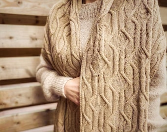 Le câble de laine mérinos tricote une longue écharpe pour les hommes et les femmes en beige. PRÊT À EXPÉDIER!
