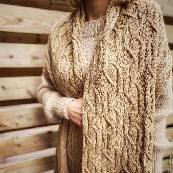 Le câble de laine mérinos tricote une longue écharpe pour les hommes et les femmes en beige. PRÊT À EXPÉDIER!