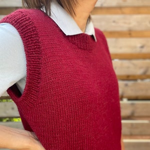 Knitting pattern - crew neck vest, ENG, FR, easy to knit, advanced beginner knit tutorial, video support, sweater vest pattern, fast knit