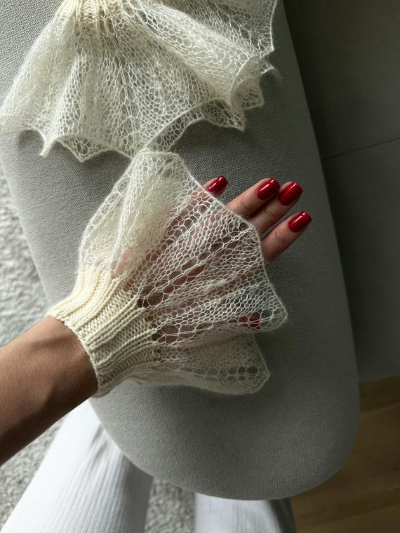 Knitted lace cuffs pattern - mohair ruffle wrist warmers (PDF and Video instructions)