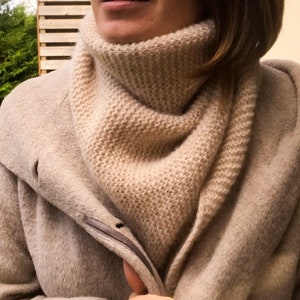 Triangle beige en tricot moelleux alpaga beige foulard femme image 7