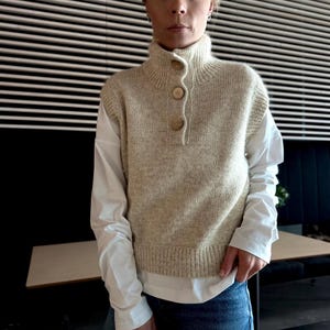 ミストフォールベストの編み図：ハイネックとボタン付きプラケットのスリップオーバー（梳毛糸、ボトムアップ編み、動画付きPDFパターン）