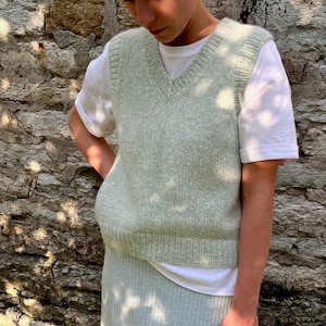 Knitting pattern - V-Neck Vest, easy to knit, beginner friendly tutorial, sweater vest pattern, fast and easy knit pattern, eng, fr, de