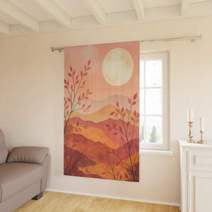 秋の風景を描いた窓用カーテン、秋のインテリア、居心地の良いリビングスペース、ボヘミアンシックなデザイン、季節に合わせた窓辺の装飾、自然をテーマにしたインテリア