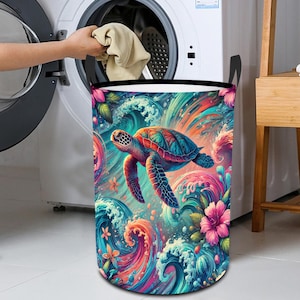 Könnte beinhalten: Ein farbenfroher Wäschekorb mit einem Meeresschildkröten-Design. Der Korb zeigt ein lebendiges abstraktes Muster aus Wellen und Blumen in den Farben Rosa, Blau, Grün und Lila. Die Meeresschildkröte ist dargestellt, wie sie in den Wellen schwimmt, mit einem detaillierten Panzer und Flossen.