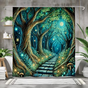Könnte beinhalten: Ein Duschvorhang mit einer fantasievollen Waldszene, in der ein Steinweg in den Wald führt. Die Bäume sind in Grün-, Blau- und Brauntönen gemalt, mit leuchtenden Lichtern, die den Weg erhellen. Der Mond ist am Himmel über den Bäumen zu sehen.