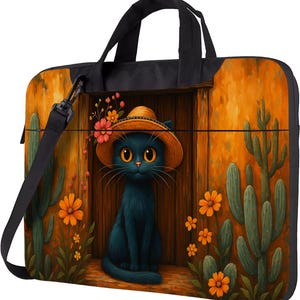 Pode incluir: Bolsa preta para laptop com uma ilustração de um gato preto usando um chapéu de palha, em um cenário desértico com cactos e flores. Inclui alça de ombro e alças pretas.