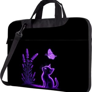 Op de afbeelding: Zwarte laptoptas met een paars neonontwerp met een katje dat naar een vlinder kijkt. Een lavendelplant is ook in het ontwerp opgenomen. De tas heeft een schouderriem en een handvat.