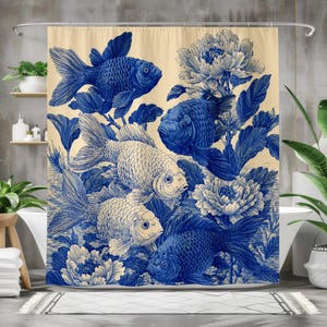 Può includere: Tenda da doccia con un'illustrazione blu e bianca di pesci rossi che nuotano tra fogliame blu e fiori bianchi. Il design ha un'estetica vintage e botanica, con uno sfondo color crema.