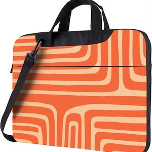 Könnte beinhalten: Orangefarbene und cremefarbene Laptoptasche mit retro-geometrischem Muster. Die Tasche hat einen schwarzen Griff und einen abnehmbaren schwarzen Schultergurt. Das Design zeigt geschwungene Linien und einen Reißverschluss.