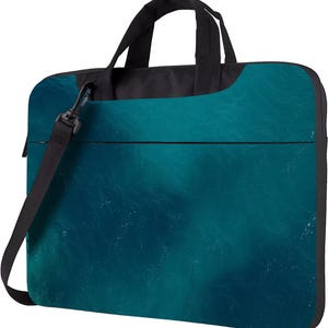 Könnte beinhalten: Türkisfarbene Laptoptasche mit wasserähnlichem Design. Die Tasche hat einen schwarzen Griff und einen abnehmbaren schwarzen Schultergurt. Die rechteckige Tasche hat einen Reißverschluss und einen schwarzen Rand.