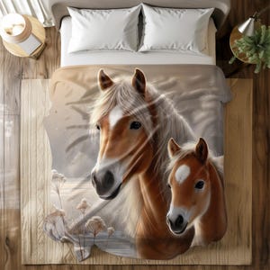 Può includere: Un cavallo marrone e bianco con una macchia bianca sul muso è in piedi in un campo innevato con un cavallo marrone e bianco più piccolo al suo fianco. I cavalli stanno guardando lo spettatore.