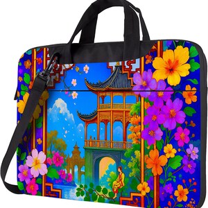 Può includere: Una borsa per laptop con un design vibrante e colorato con una scena di pagoda asiatica tradizionale. La borsa ha un manico e una tracolla neri. L'opera d'arte include un cielo blu, fiori e una persona seduta vicino a un corso d'acqua.
