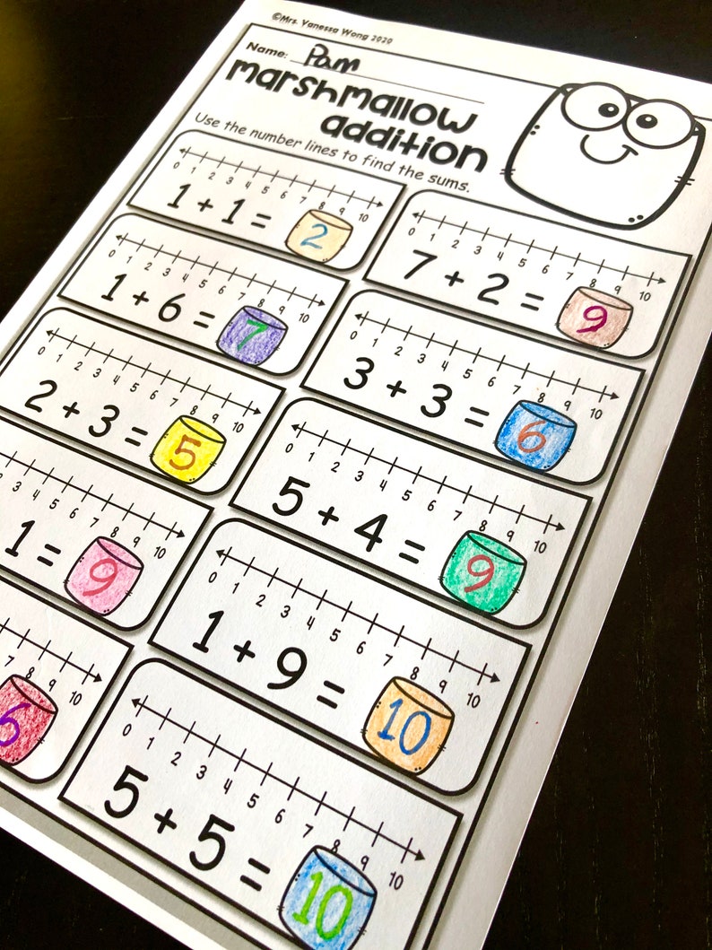 Puede incluir: Una hoja de trabajo imprimible para que los ni&ntilde;os practiquen la suma usando l&iacute;neas num&eacute;ricas. La hoja de trabajo presenta un personaje de malvavisco de dibujos animados y las palabras "Pam marshmallow addition". Cada problema tiene una l&iacute;nea num&eacute;rica y un malvavisco con la respuesta escrita dentro.