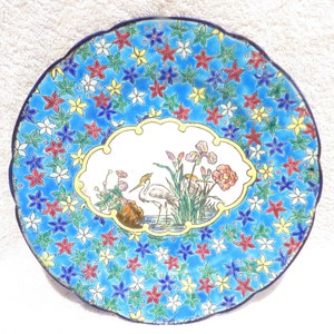 Hermosa placa de esmalte Longwy cartela 2 aves zancudas decoración floral principios del siglo XX placa de cerámica francesa 25,5 cm