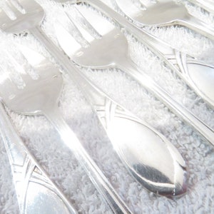 12 Austerngabeln aus silbernem Metall im späten Jugendstil, 1910, versilberte französische Austerngabeln, 12,8 cm