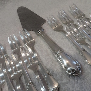 12 widelców do ciasta, serwer do ciasta, metal platerowany srebrem, styl Ludwika XV, francuski, platerowany srebrem zestaw do ciasta 13p
