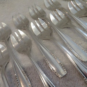 24 Gabeln mit silbernem Metall Stil kunst deco Dekoration Goldperlen Ercuis 1930 Französisch silver-plated oyster forks