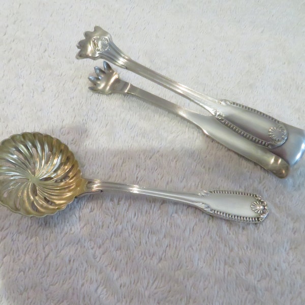 pince à sucre cuillère à saupoudrer métal argenté style Louis XVI orfèvre Ravinet Denfert silver-plated sugar sifter spoon sugar tongs